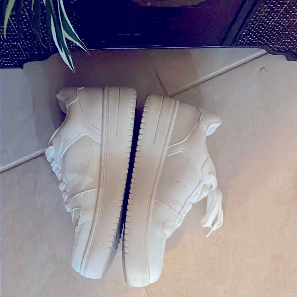 Wild Fable White Ladies Canvas Sneakers Like New lace up SZ 7 Thick durable Sole